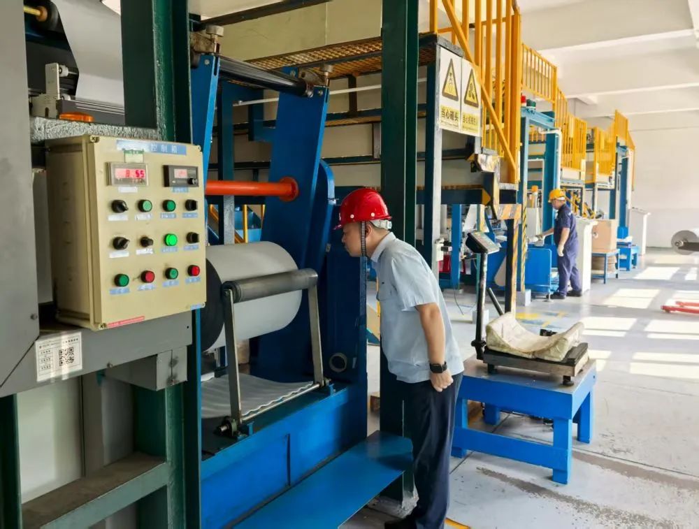 新华社丨【报效祖国 建功西部】企业实验室里的“青春坚守” 